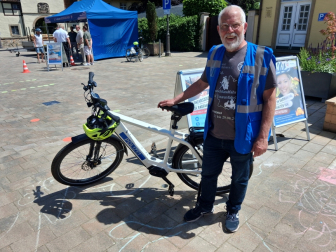 Das Thema  Sicherheit stand im Fokus des ersten Präventionstages.in Bersenbrück. Michael W. steht an einem Polizei-Fahrrad. Foto: Wilczynski