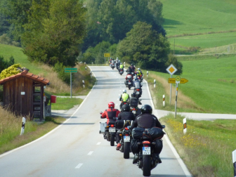 Motorradgruppe von hinten