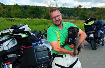 Alexander und Mops Manfred.