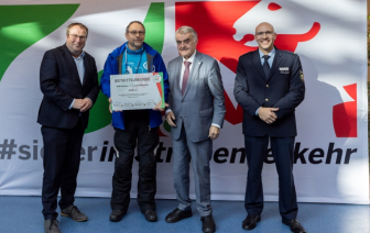 Urkundenübergabe an den BVDM. Foto: Christian Eller/Polizei NRW