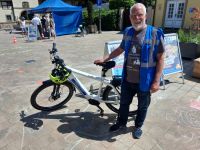 Das Thema  Sicherheit stand im Fokus des ersten Präventionstages.in Bersenbrück. Michael W. steht an einem Polizei-Fahrrad. Foto: Wilczynski
