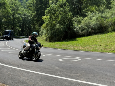 Ein Motorradfahrer passiert die Elipsen auf der Panoramastraße. Foto: Lenzen