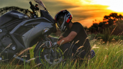 Mottorradfahrer bei Sonnenuntergang