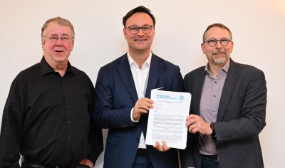 Markus Kiwitter (l.) und Michael Lenzen überreichen Oliver Luksic (M.) ein Statement des BVDM.