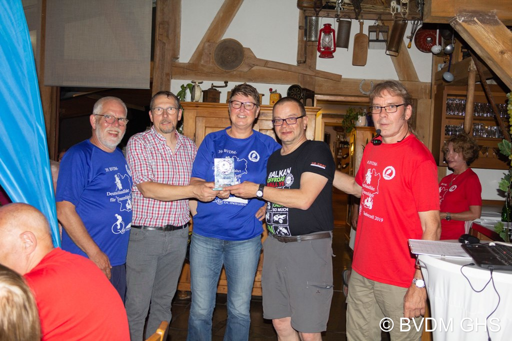 Mannschaft des BVDM Vorstandes mit Michael Wilczynski (Referent Streckensperrungen), Michael Lenzen (1. Vorsitzender), Karin Karrasch (Beisitzerin Vorstand), Olaf Biethan (2. Vorsitzender), daneben Wolfgang Schmitz (Moderator, Referate Deutschlandfahrt und Elefantentreffen, Schatzmeister) v. l. n. r. Mannschaft des BVDM Vorstandes mit Michael Wilczynski (Referent Streckensperrungen), Michael Lenzen (1. Vorsitzender), Karin Karrasch (Beisitzerin Vorstand), Olaf Biethan (2. Vorsitzender), daneben Wolfgang Schmitz (Moderator, Referate Deutschlandfahrt und Elefantentreffen, Schatzmeister) v. l. n. r.