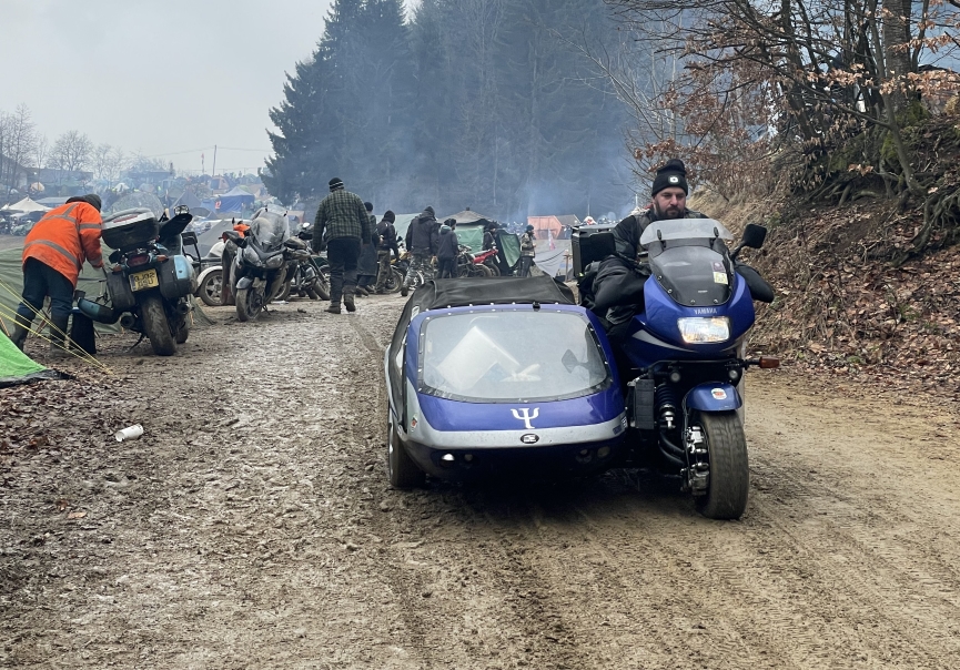 Gespann aus Italien auf matschigem Weg auf dem Gelände des Elefantentreffens.