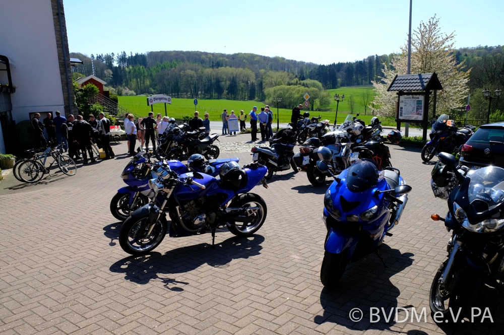 Biker auf dem Parkplatz im Gespräch mit Anliegern und dem BVDM