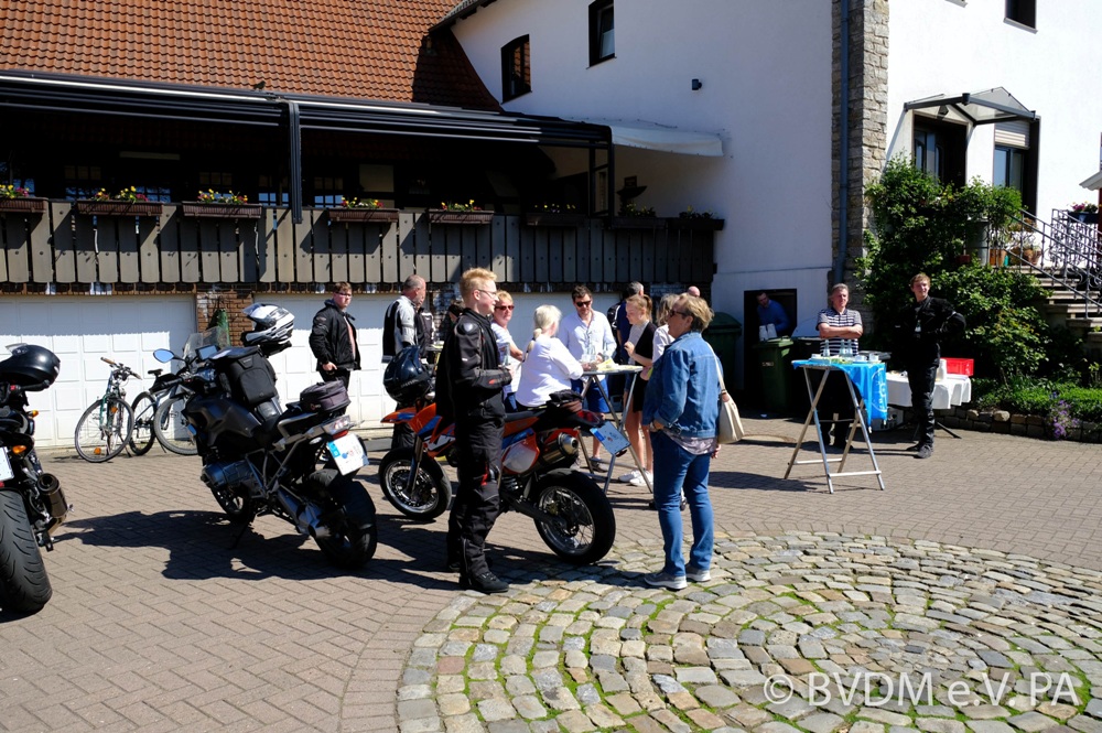 Motorradfahrer bei der Kaffeepause