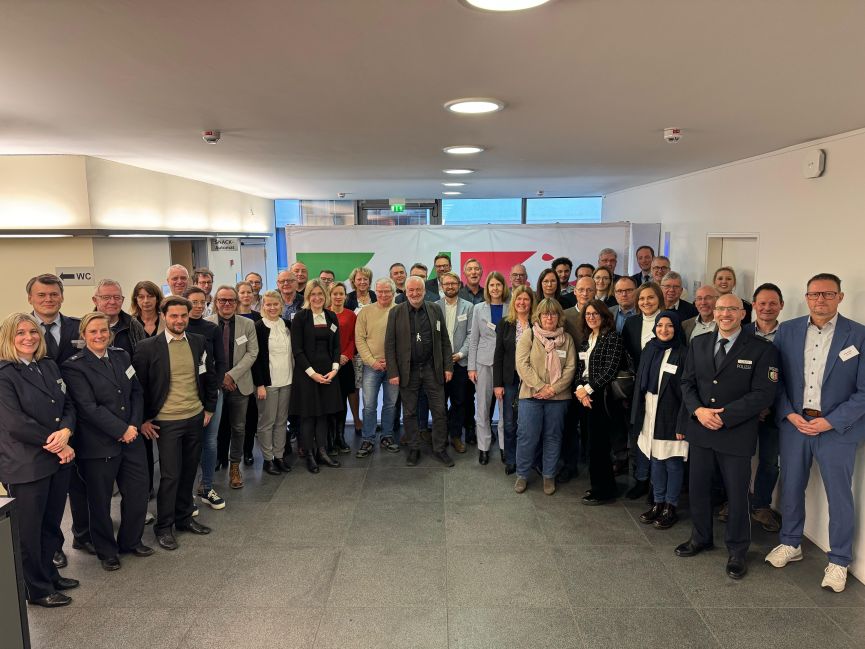 Gruppenfoto auf der Jahrestagung der Initiative #sicherimStraßenverkehr. Foto: Gaida Gruppenfoto auf der Jahrestagung der Initiative #sicherimStraßenverkehr. Foto: Gaida