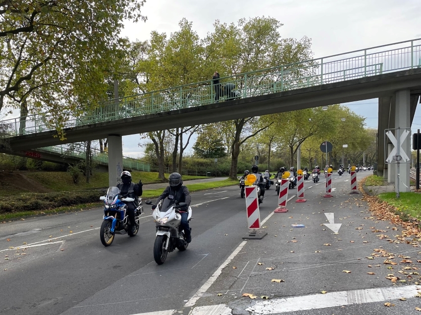 Korso zum Altenberger Dom. Baustellen sorgten für eine geänderte Verkehrsführung.