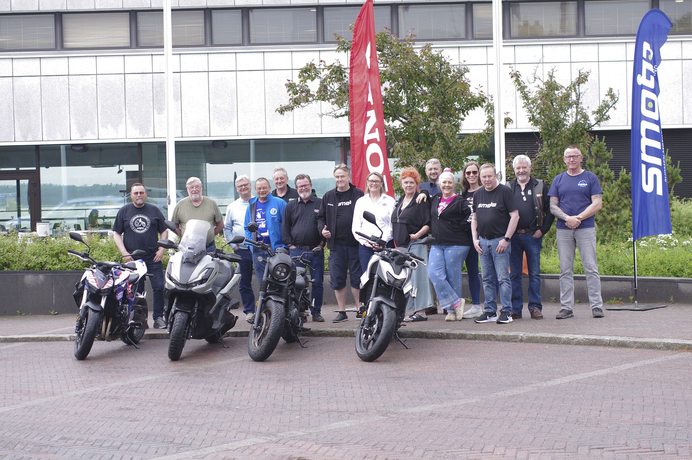 Gruppenfoto in Helsinki mit Motorrädern. Foto: Wim Taal/ FEMA Gruppenfoto in Helsinki mit Motorrädern. Foto: Wim Taal/ FEMA