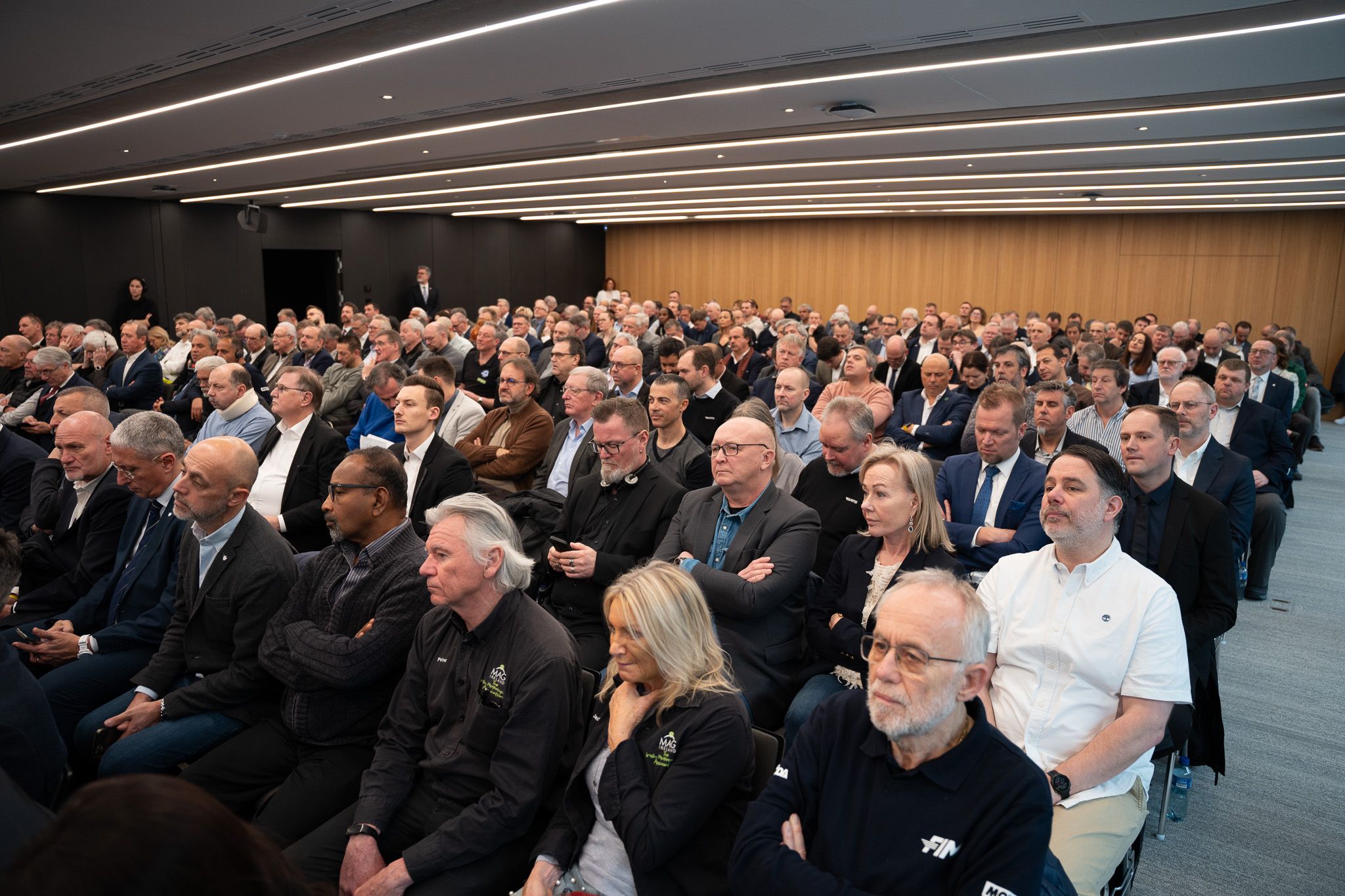 Befüllungstest für den Tagungsraum im neuen FIM HQ. (Fotos: Victor Arroyo und Olaf Biethan)