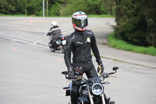 Übungen auf dem Motorrad, Foto: BVDM / Diewald Übungen auf dem Motorrad, Foto: BVDM / Diewald